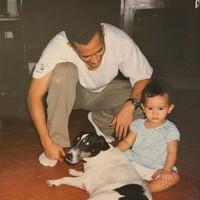 Begini potret Zahwa Massaid bersama almarhum ayahnya, Adjie Massaid. Saat itu Zahwa terlihat masih sangat kecil. Duduk di sebelah seekor anjing, Zahwa tampak begitu imut. Foto: Instagram