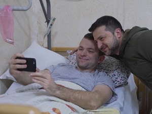 Prajurit Ukraina yang Terluka Diberi Penghargaan oleh Presiden Zelenskiy