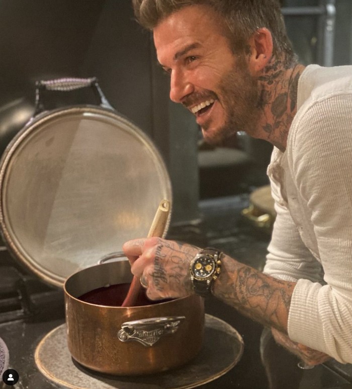 10 Gaya Keren David Beckham Saat Masak Bareng Chef hingga Harper Beckham! 10 Gaya Keren David Beckham Saat Masak Bareng Chef hingga Harper Beckham!