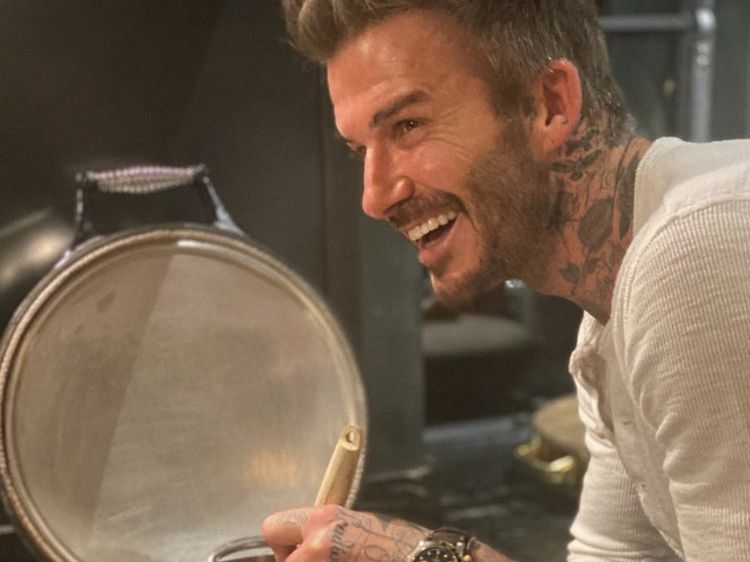 10 Gaya Keren David Beckham Saat Masak Bareng Chef hingga Harper Beckham!