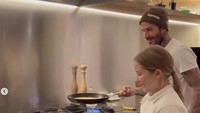 David Beckham sangat dekat dengan sang putri, Harper Seven. David mengajak sang anak merayakan hari pancake dengan masak pancake bersama. Merekapun coba membalikkan pancake bersama-sama. Seru!