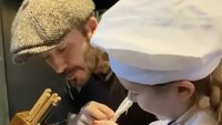 Bukti lain kedekatan keduanya terlihat dari foto ini. David dan Harper sedang membuat cookies Natal. Sang ayah mengajarkan cara menghias dengan benar.