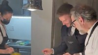 David Beckham pernah diajak chef ternama, Massimo Bottura untuk menghias (plating) makanan. Mereka berkreasi dengan puree makanan warna-warni yang dicipratkan ke atas piring.