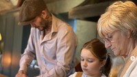 David Beckham membagikan momen seru saat ia masak bersama sang ibu dan putri kesayangannya. Ia menyebut ini merupakan hari Minggu terbaiknya. 