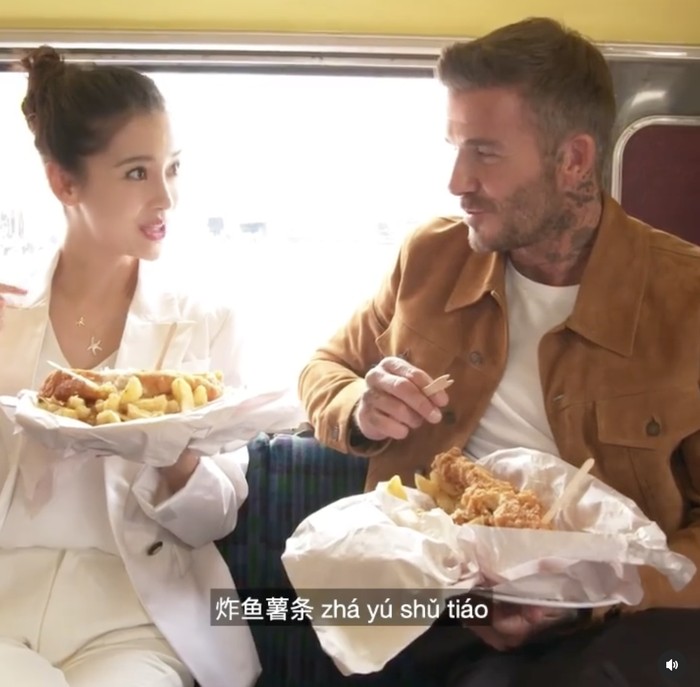 10 Gaya Keren David Beckham Saat Masak Bareng Chef hingga Harper Beckham!