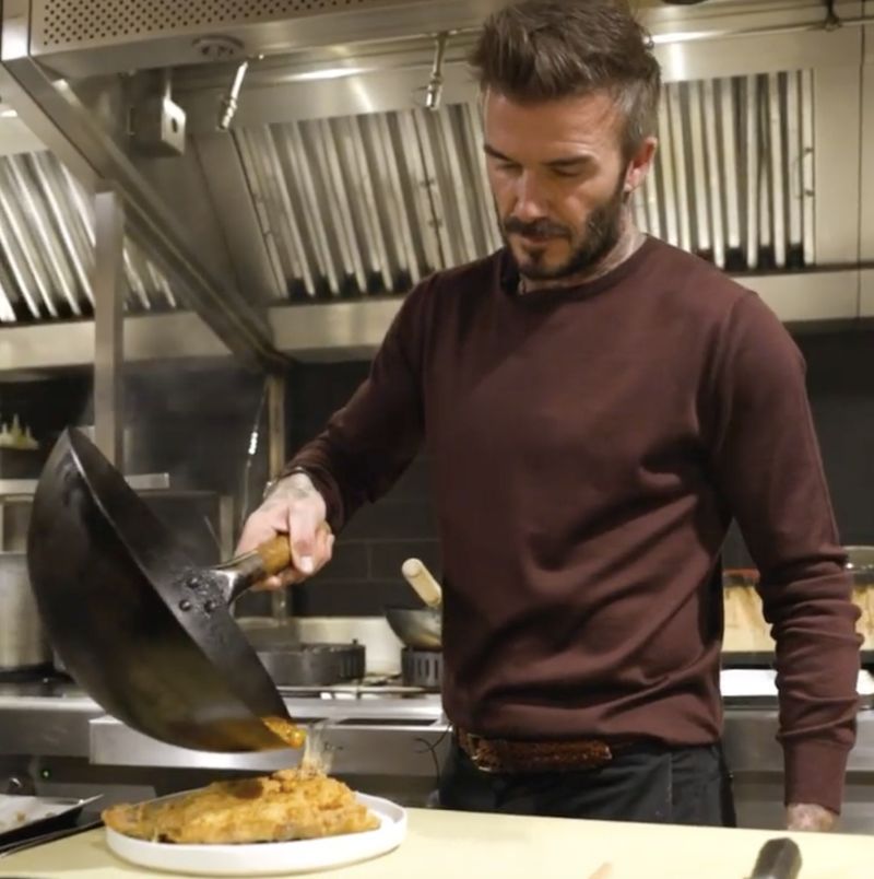 10 Gaya Keren David Beckham Saat Masak Bareng Chef hingga Harper Beckham!