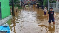 Banjir ini disebabkan hujan dengan intensitas tinggi yang menyebabkan sungai Citarum meluap.