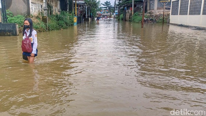 Sungai Citarum meluap akibat intensitas hujan yang tinggi. Akibatnya Kecamatan Baleendah, Kabupaten Bandung, terendam banjir.
