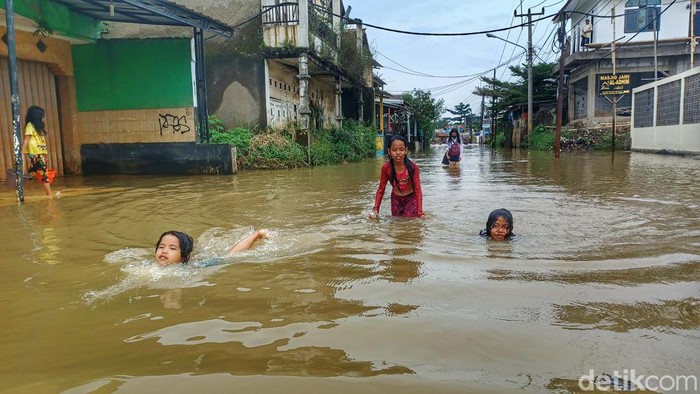 Sungai Citarum meluap akibat intensitas hujan yang tinggi. Akibatnya Kecamatan Baleendah, Kabupaten Bandung, terendam banjir.
