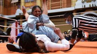 Secara arti, Cholita merujuk pada istilah untuk kaum wanita pribumi kelas bawah di Bolivia. Keberadaan mereka tidak jarang dianggap rendah dalam strata sosial. Dalam masyarakat, umumnya para Cholita hanya bekerja sebagai pelayan hingga pembantu rumah tangga.