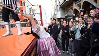 Seiring dengan berkembangnya zaman, perlahan strata sosial para Cholita mulai meningkat. Selain tidak lagi dipandang sebelah mata, tak sedikit Cholita yang mulai naik ke panggung gulat.