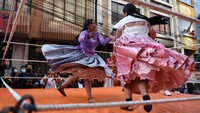 Sejumlah wanita Cholita kembali menunjukkan aksinya dengan menggelar pertandingan gulat di tempat umum.