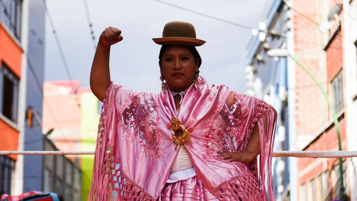 A Cholita wrestler gestures during a performance on the street during the Electropreste celebration, which combines traditional and modern customs, in La Paz, Bolivia March 12, 2022. Picture taken March 12, 2022. REUTERS/Claudia Morales REFILE- QUALITY REPEAT