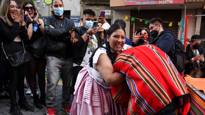 A Cholita wrestler gestures during a performance on the street during the Electropreste celebration, which combines traditional and modern customs, in La Paz, Bolivia March 12, 2022. Picture taken March 12, 2022. REUTERS/Claudia Morales REFILE- QUALITY REPEAT