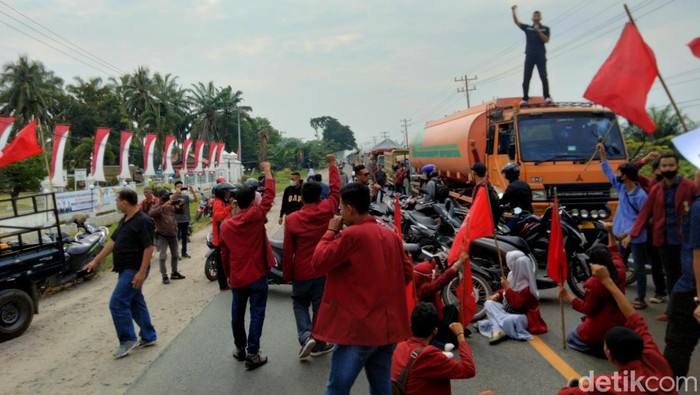 Aksi mahasiswa blokir jalan meminta pembatalan rencana renovasi rumah dinas Bupati Asahan