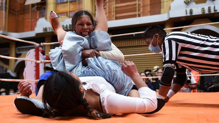 Aksi Para Wanita Perkasa Gulat Pakai Baju Tradisional di Bolivia Penampilan para pegulat Cholita mencuri perhatian di perayaan Electropreste, Bolivia. Dalam aksinya, mereka bergulat dengan mengenakan pakaian tradisional.