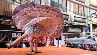 Dalam aksinya, mereka bertarung mengenakan pakaian tradisional yang khas dengan rok rempel berlapis serta topi bundar.