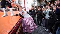 Aksi para pegulat Cholita ini pun tak hanya menarik perhatian masyarakat sekitar tetapi juga menjadi magnet tersendiri bagi para wisatawan yang berkunjung ke Bolivia.  