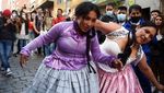 Emak-emak Perkasa Adu Gulat Pakai Baju Tradisional di Bolivia