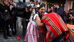 Emak-emak Perkasa Adu Gulat Pakai Baju Tradisional di Bolivia