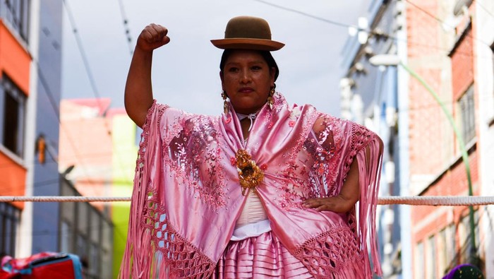 Penampilan para pegulat Cholita mencuri perhatian di perayaan Electropreste, Bolivia. Dalam aksinya, mereka bergulat dengan mengenakan pakaian tradisional.