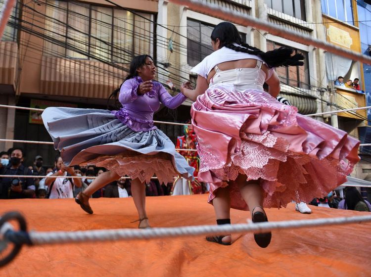 Emak-emak Perkasa Adu Gulat Pakai Baju Tradisional di Bolivia