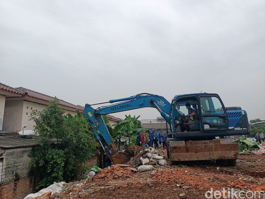Alat berat mulai keruk got teruruk tanah yang jadi biang kerok banjir di Jl Haji Dogol, Pondok Bambu, Duren Sawit, Jaktim, 15 Maret 2022. (Karin Nur Secha/detikcom)