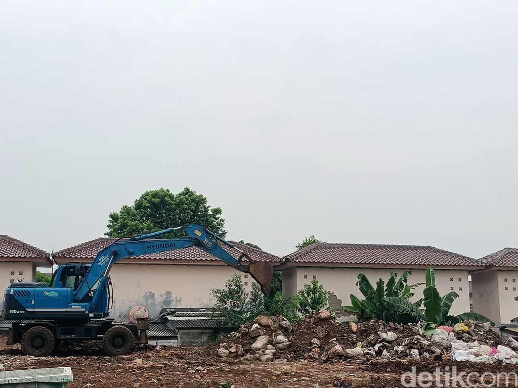 Alat berat mulai keruk got teruruk tanah yang jadi biang kerok banjir di Jl Haji Dogol, Pondok Bambu, Duren Sawit, Jaktim, 15 Maret 2022. (Karin Nur Secha/detikcom)