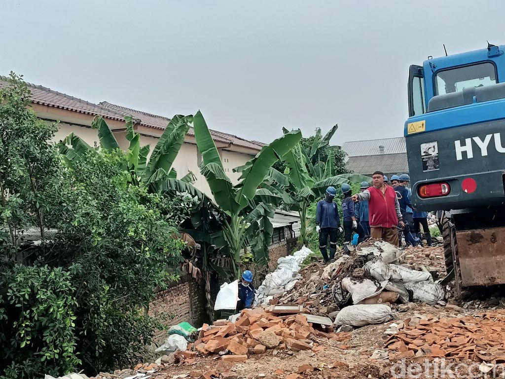 Alat berat mulai keruk got teruruk tanah yang jadi biang kerok banjir di Jl Haji Dogol, Pondok Bambu, Duren Sawit, Jaktim, 15 Maret 2022. (Karin Nur Secha/detikcom)