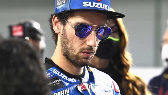 DOHA, QATAR - MARCH 06: Alex Rins of Spain and Team Suzuki ECSTAR  prepares to start on the grid during the MotoGP race during the MotoGP of Qatar - Race at Losail Circuit on March 06, 2022 in Doha, Qatar. (Photo by Mirco Lazzari gp/Getty Images,)
