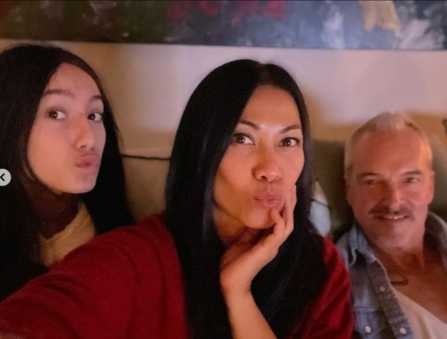 Dalam foto terlihat Anggun yang mengenakan baju merah itu sedang berfoto bersama Kirana dan Christian. Pertama kali memperlihatkan wajah sang anak, tak sedikit netizen yang memuji penampilan cantik dari Kirana. Foto: Instagram/@anggun_cipta