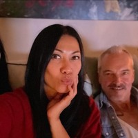 Dalam foto terlihat Anggun yang mengenakan baju merah itu sedang berfoto bersama Kirana dan Christian. Pertama kali memperlihatkan wajah sang anak, tak sedikit netizen yang memuji penampilan cantik dari Kirana. Foto: Instagram/@anggun_cipta