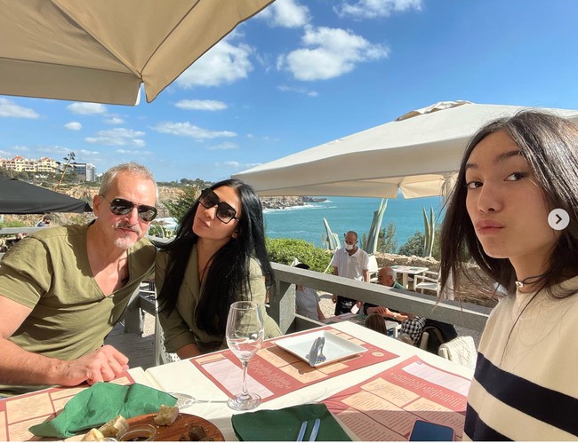 Anggun juga membagikan foto-foto saat ketiganya tengah menghabiskan waktu dengan berlibur ke Portugal. Ketiganya tampak kompak berfoto di sebuah restoran di tepi pantai. Foto: Instagram/@anggun_cipta