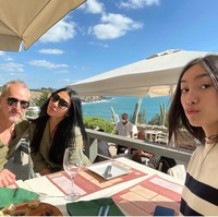 Anggun juga membagikan foto-foto saat ketiganya tengah menghabiskan waktu dengan berlibur ke Portugal. Ketiganya tampak kompak berfoto di sebuah restoran di tepi pantai. Foto: Instagram/@anggun_cipta