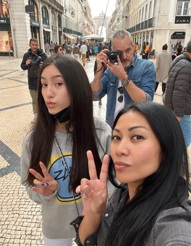 Punya penampilan yang mirip dengan anggun, sama-sama memiliki rambut hitam yang panjang, wajah Kirana seperti Anggun versi bule. Bagaimana menurutmu? Foto: Instagram/@anggun_cipta