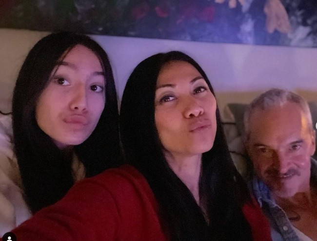 Selama ini Anggun tidak pernah memperlihatkan wajah anak semata wayangnya ke publik. Setelah lama disembunyikan, akhirnya kini Anggun pun memperlihatkan wajah sang putri melalui foto-foto yang diunggahnya ke akun Instagram. Foto: Instagram/@anggun_cipta