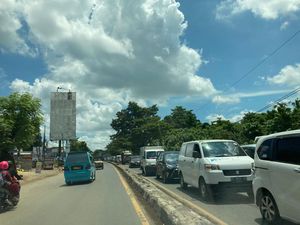 Antrean Truk Isi BBM, Jalan Perintis Kemerdekaan Makassar Macet Parah