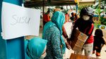 Warga Antusias Ikuti Pembagian Sembako Bersubsidi