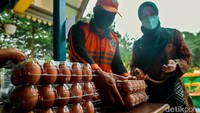 Sejumlah warga membeli telur yang dijual dengan harga bersubsidi di RPTRA Nusantara, Jakarta.