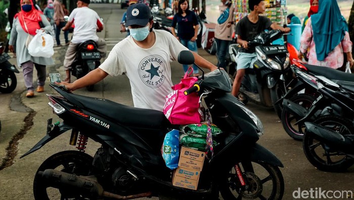 Antusias Warga Antre Pangan Bersubsidi di RPTRA Jakarta Warga antre untuk dapatkan pangan bersubsidi di RPTRA Nusantara, Jakarta. Pangan bersubsidi ini dibagikan kepada warga lansia-penyandang disabilitas ber-KTP DKI