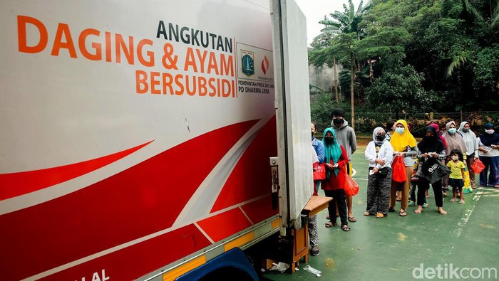 Antusias Warga Antre Pangan Bersubsidi di RPTRA Jakarta Warga antre untuk dapatkan pangan bersubsidi di RPTRA Nusantara, Jakarta. Pangan bersubsidi ini dibagikan kepada warga lansia-penyandang disabilitas ber-KTP DKI