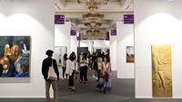 Pengunjung tampak memadati lokasi pameran.  Foto: Getty Images for Art Dubai/Cedric Ribeiro