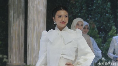 8 Foto Cut Meyriska Hingga Raline Shah Jadi Model Catwalk Busana Muslim