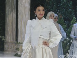 8 Foto Cut Meyriska Hingga Raline Shah Jadi Model Catwalk Busana Muslim