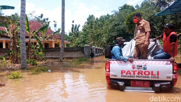 Banjir di Jember mulai surut. BPPD Jember mencatat banjir akibat luapan sungai itu menyebabkan 953 rumah terendam.