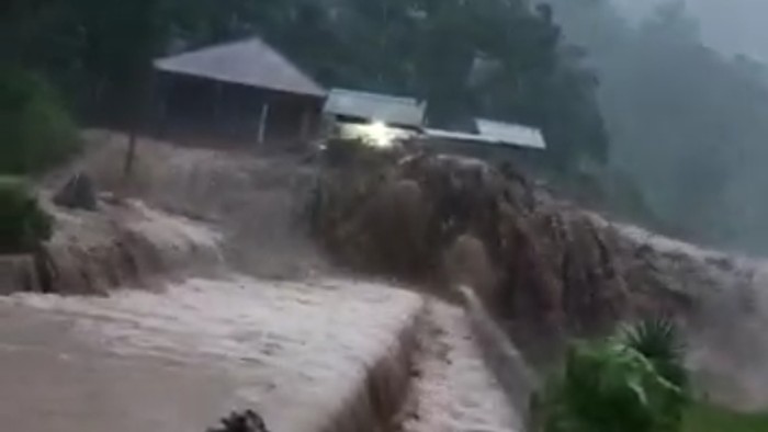 Banjir melanda dua kecamatan di Kabupaten Luwu.