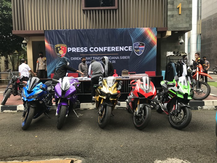 Barang Bukti Doni Salmanan Barang Bukti Doni Salmanan