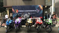 Sedangkan untuk motor, terdapat Kawasaki Ninja H2, Kawasaki ZX10 R, Kawasaki ZX-25R, BMW S1000RR, KTM 6 Days 500 cc dan Ducati Superlegggera V4. Ditaksir total aset kendaraan Doni Salmanan mencapai Rp 50 miliar. (Hanif Hawari/detikcom)