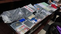 Polisi merilis barang bukti dari kasus Doni Salmanan. Foto: Hanif Hawari/detikcom