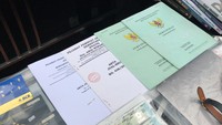 Ada juga beberapa sertifikat dan surat tanah milik Doni Salmanan yang juga disita polisi. Foto: Hanif Hawari/detikcom